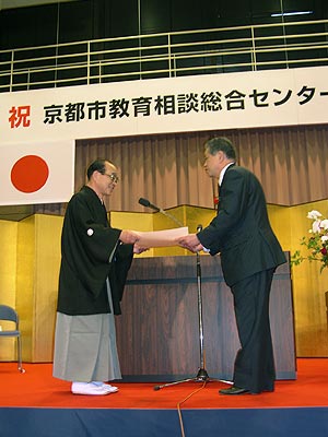 ���c�̂��\���Ċ��ӏ���󂯎��g�c������